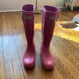 Hunter rain boots and down inserts. Hardly worn. Size 5 girls.